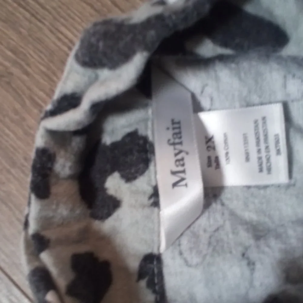 NWOT MAYFAIR  UNISEX ANIMAL PRINT BUTTON UP SLEEP SHIRT